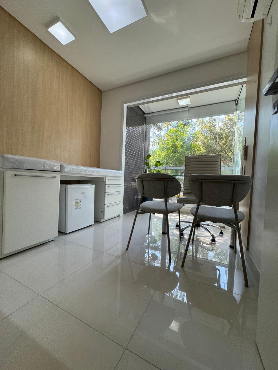 Sala de atendimento do Espaço Integer com maca, mesa e luz natural