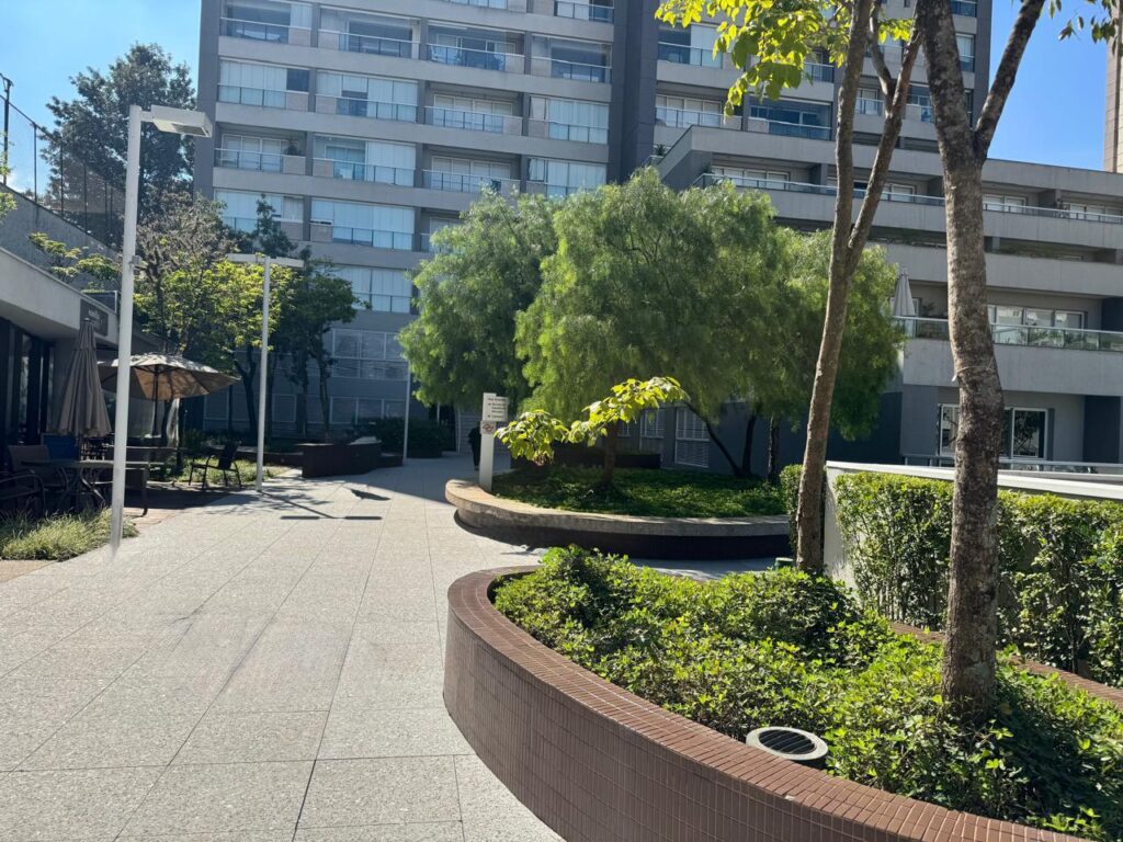 Área externa do Espaço Integer na Rua Oscar Freire, em Pinheiros.