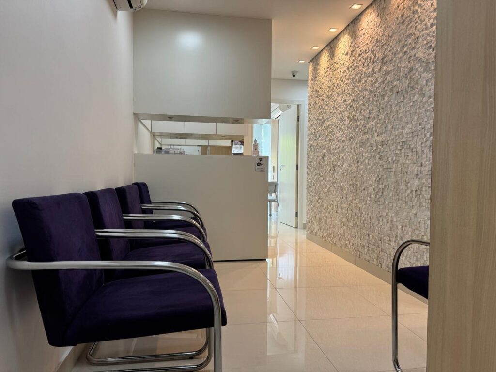 Recepção do Espaço Integer com poltronas de espera e ambiente interno acolhedor.
